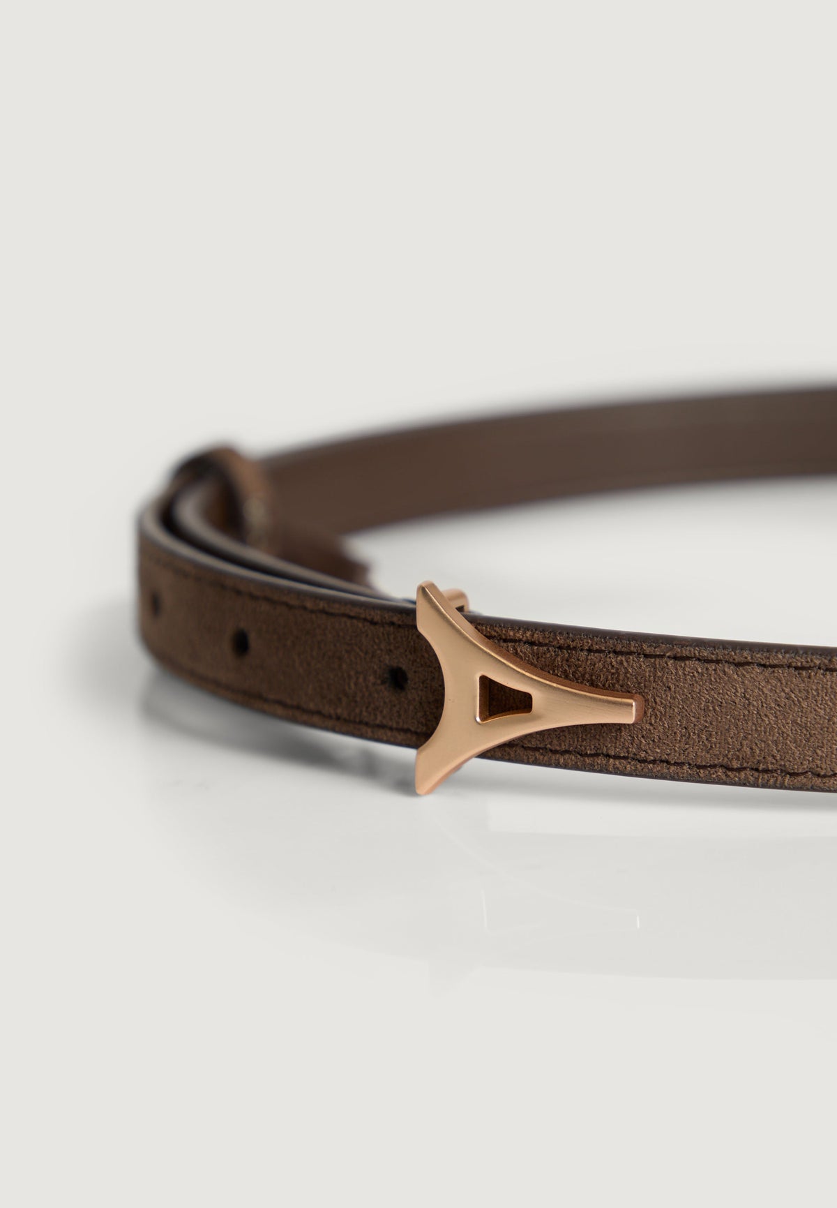 leonie-eiffel-slim-suede-belt-brown-gold