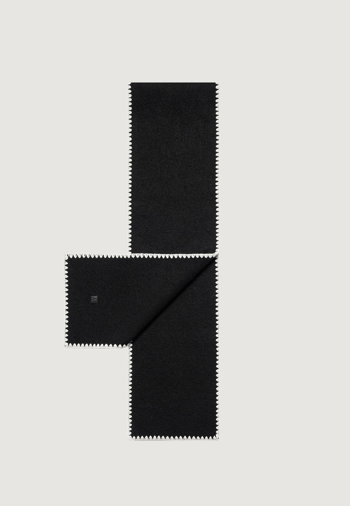 aube-blanket-stitch-wool-scarf-black