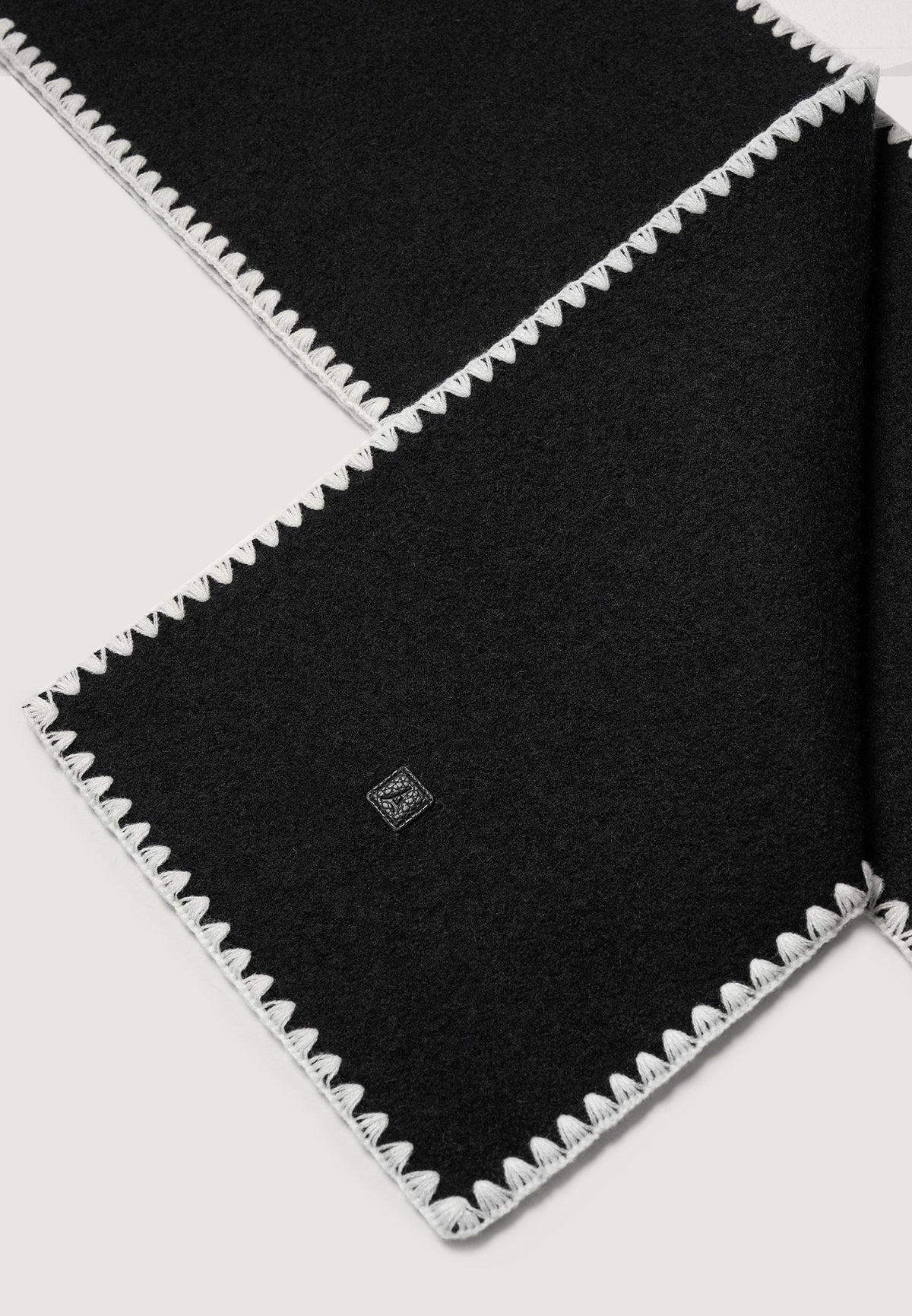 aube-blanket-stitch-wool-scarf-black