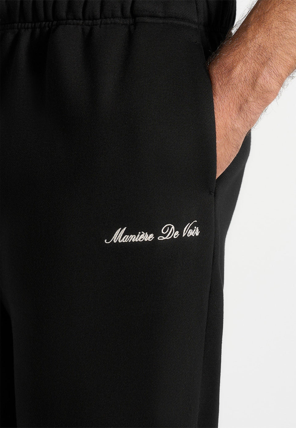 js005-signature-regular-fit-cuffed-joggers-black