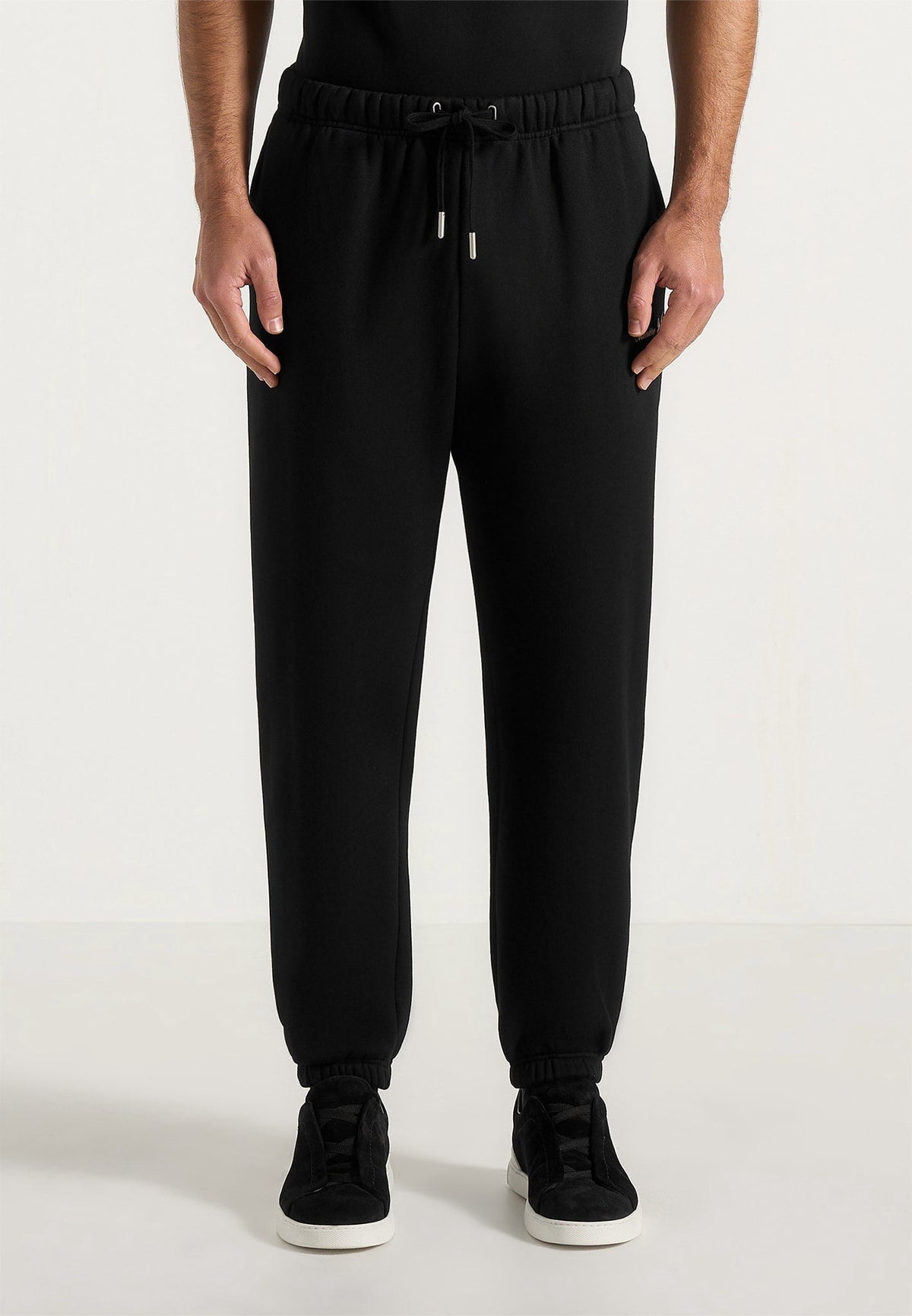 js005-signature-regular-fit-cuffed-joggers-black