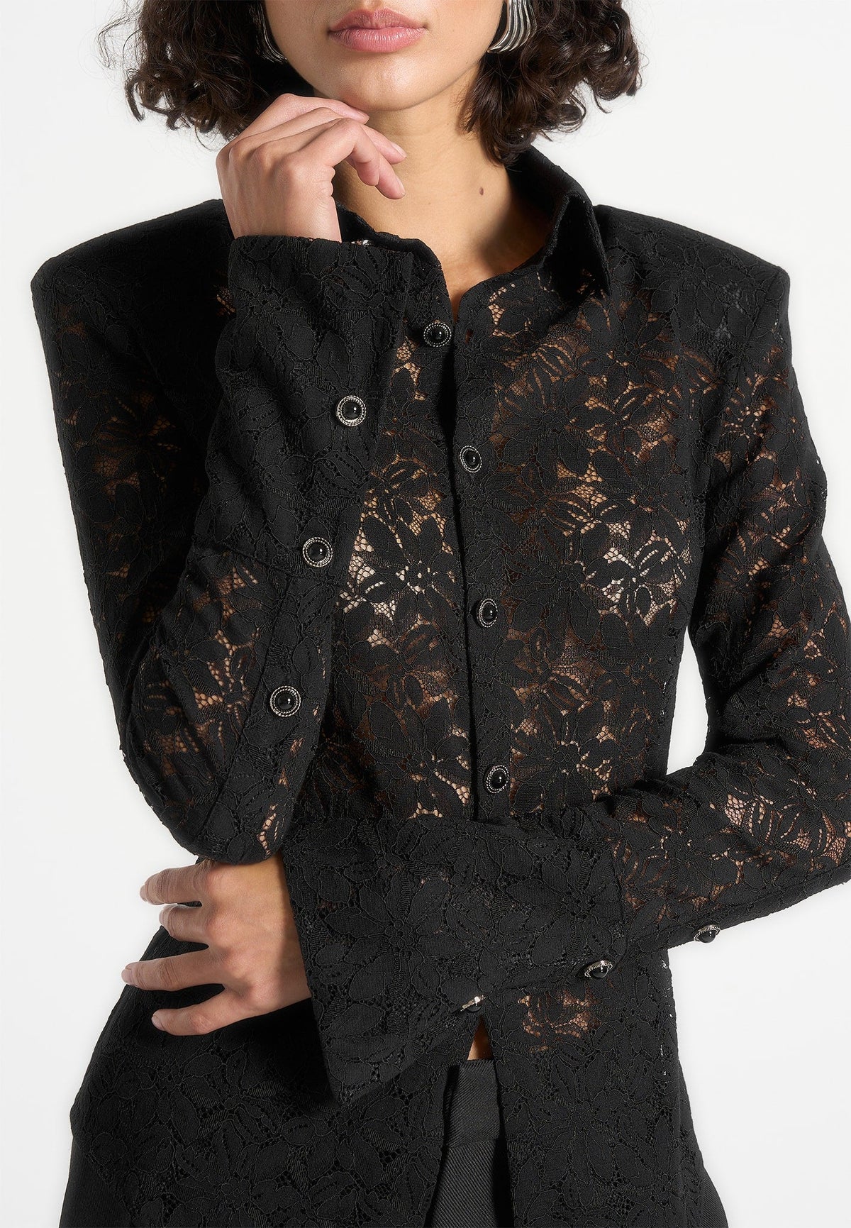sila-wide-shoulder-lace-angled-shirt-black