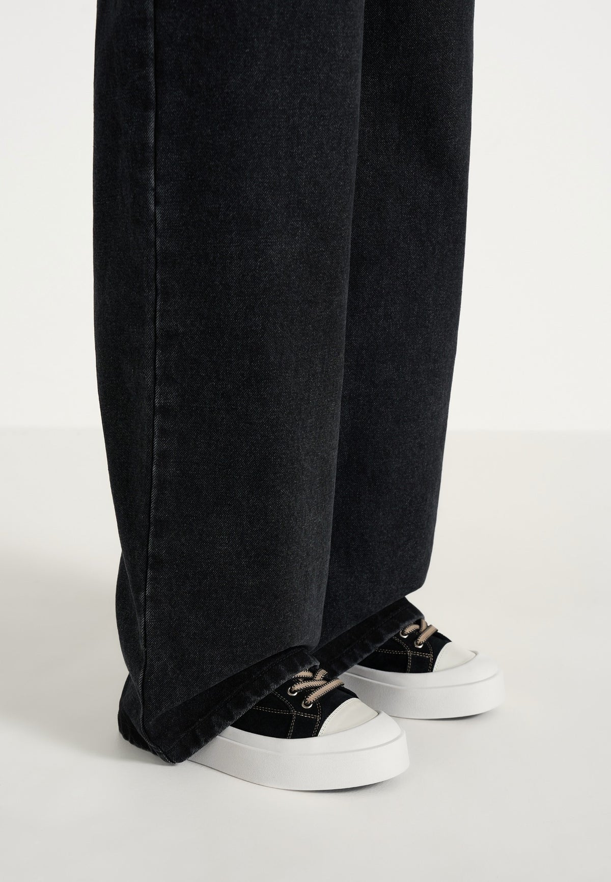 womens-vienna-suede-contrast-stitch-sneaker-black