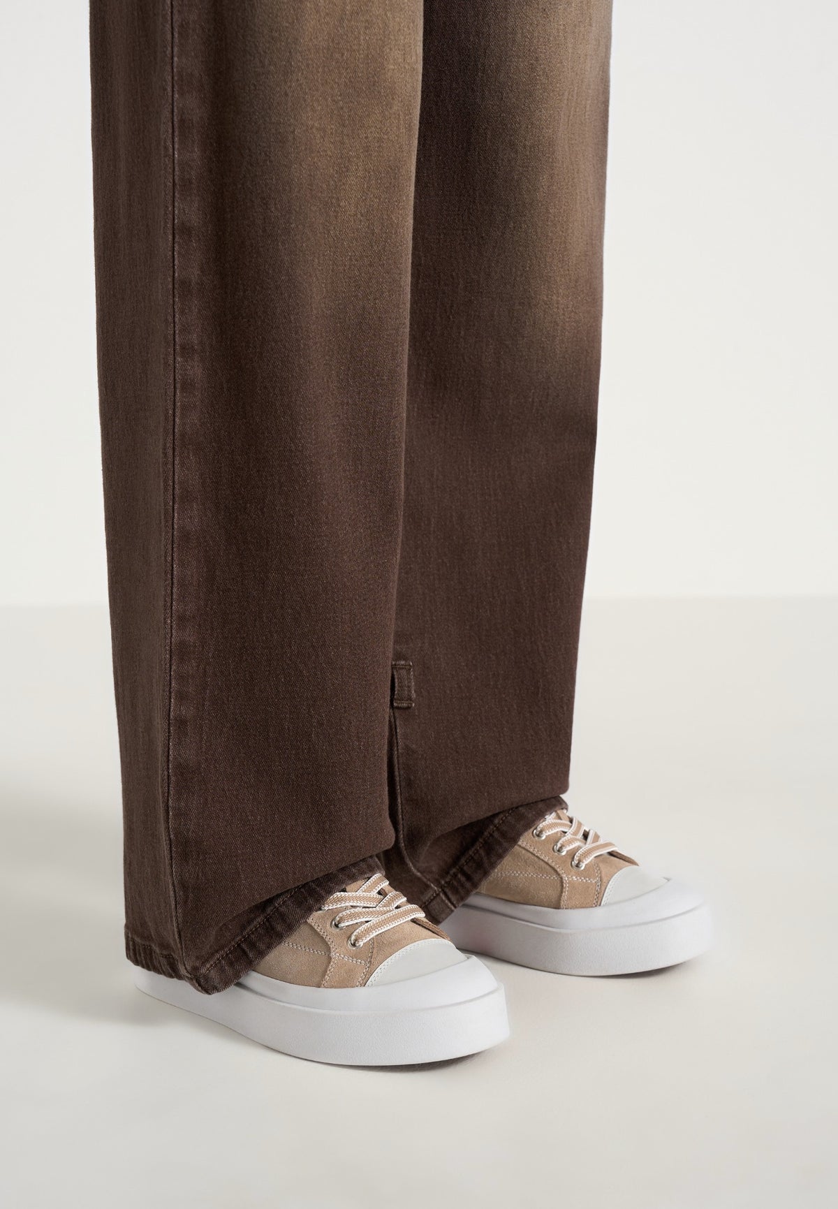 womens-vienna-suede-contrast-stitch-sneaker-beige